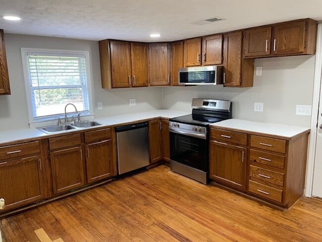Building Photo - Adorably Remodeled and Ready for Move In!