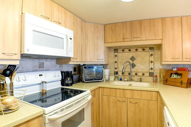 Building Photo - Stunning Fort Myers Condo with Water View!
