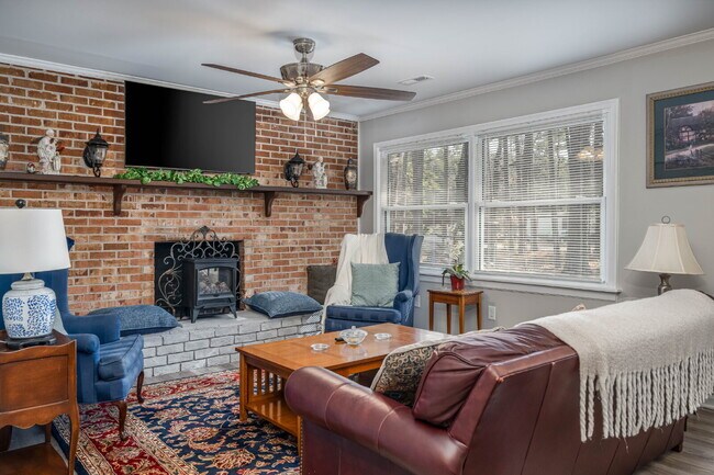 Building Photo - Charming 2-Bedroom Picturesque Furnished H...