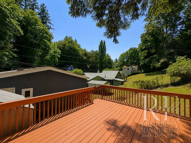 Foto del edificio - Walk to the Ferry from This Updated Port Orchard Home with Expansive Deck & Gated Yard