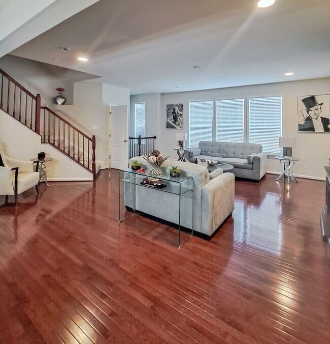 Foto del edificio - Coming Soon! Gorgeous and Modern 3-Level T...
