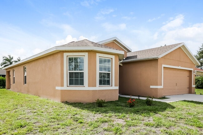 Building Photo - 1301 SW 9th Ct
