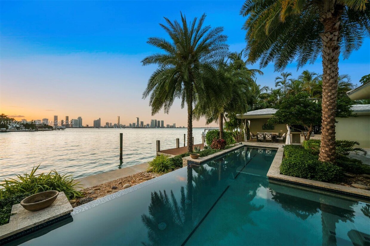 Foto principal - 250 W San Marino Dr