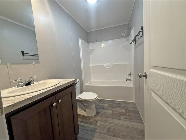 Foto del edificio - 705 W 8th St