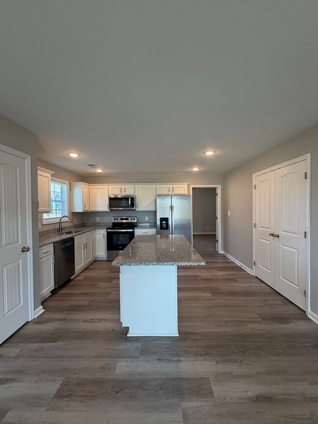 Building Photo - Find Your Fresh Start This Spring! Move in for $700, No rent until April!