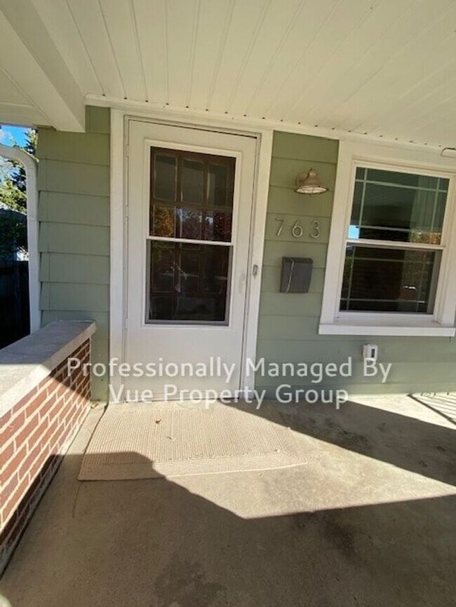 Building Photo - 761 N Riley Ave