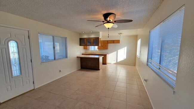 Foto del edificio - Nice 3 bedroom / 2 bathroom House with lots of natural lighting