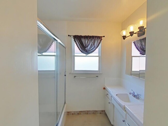 Building Photo - 1115 W 125th St