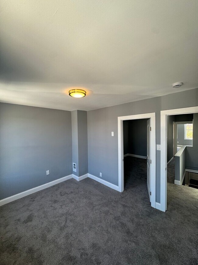 Foto del edificio - Charming Rowhome with Modern Touches in Ea...