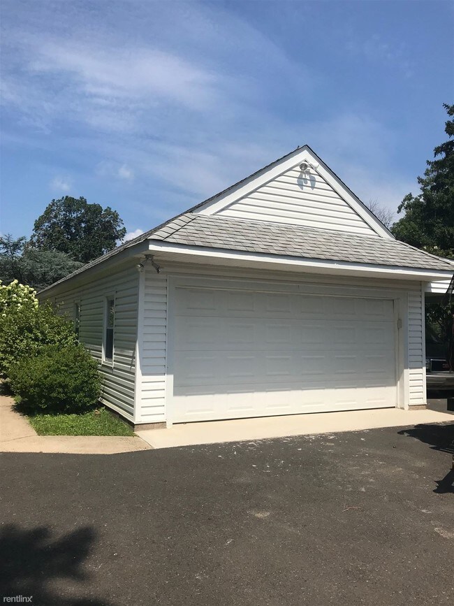 Building Photo - 4 br, 3.5 bath House - 14100 Worthington Rd