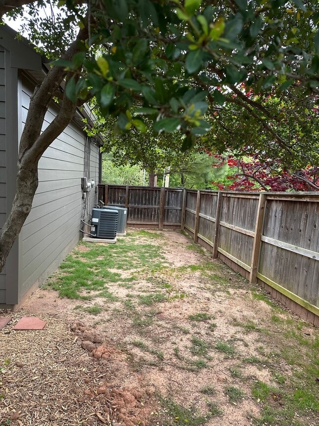 Foto del edificio - Just Renovated 1,300 SQ' Duplex Across from Woodward Park