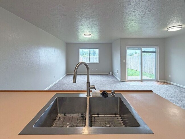 Building Photo - 780 N Cloverleaf Loop