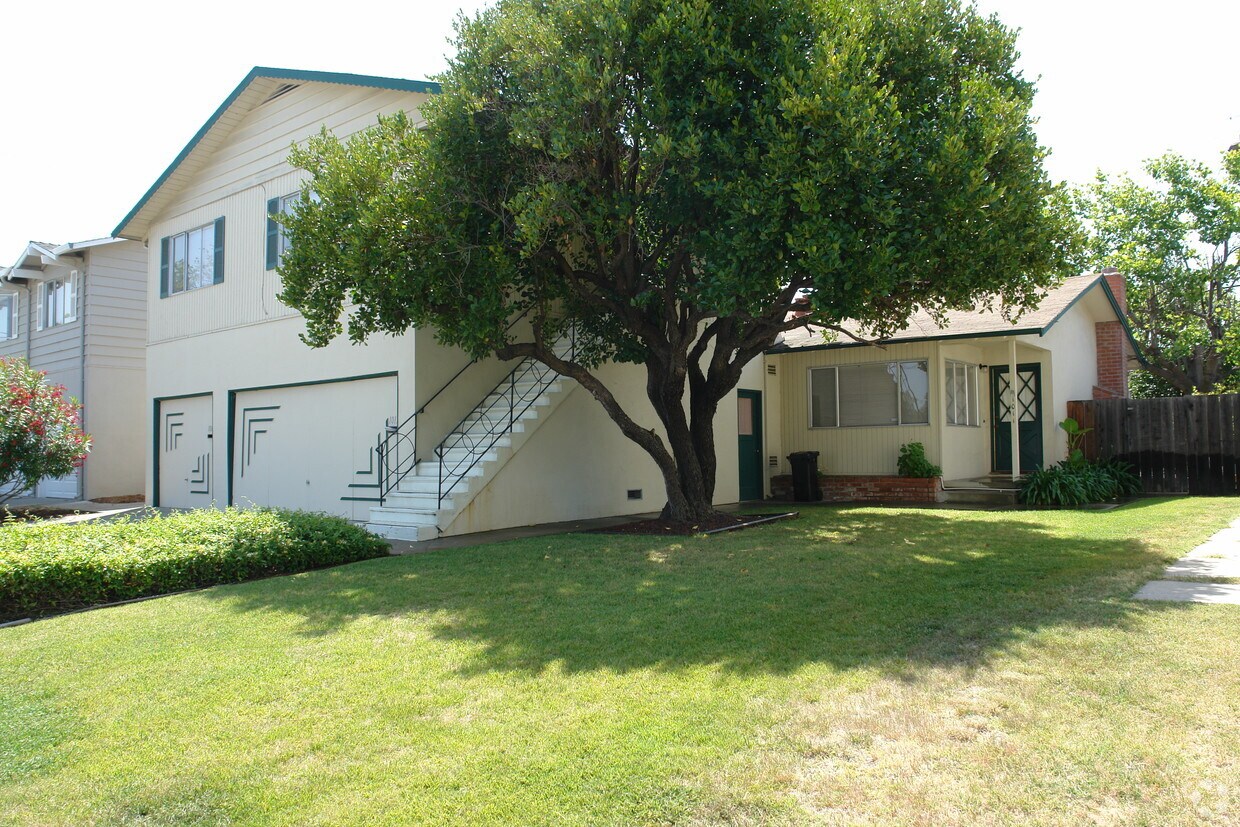Primary Photo - 1011-1013 Zarick Dr