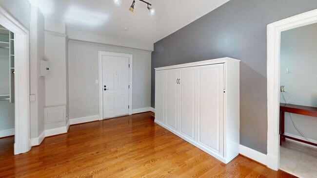 Building Photo - Lovely Studio Apartment in the HEART of Cl...