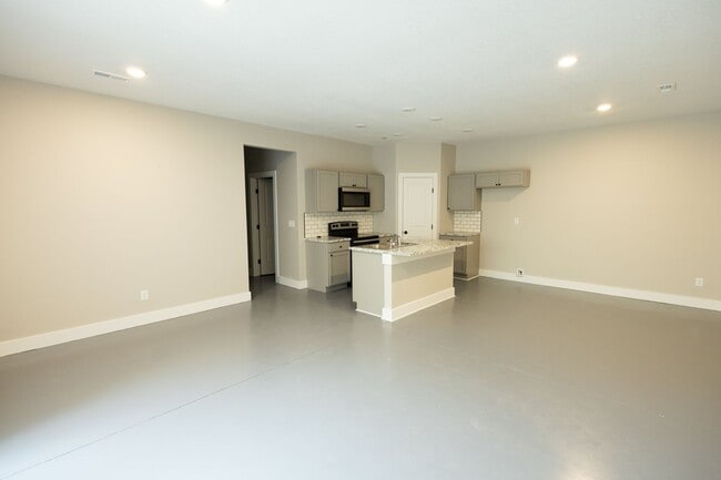 Building Photo - 804 N Custer St