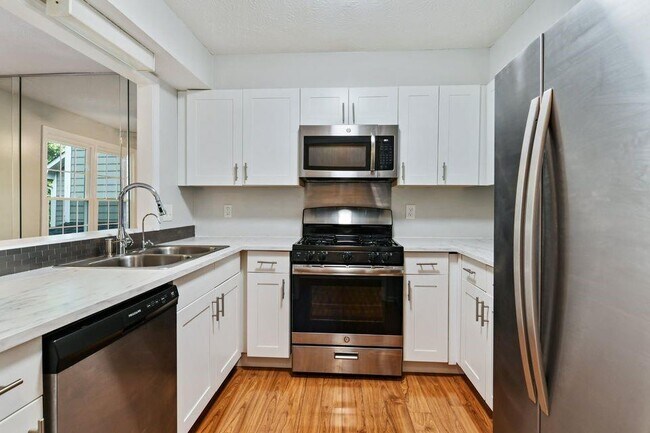 Foto del edificio - 1445 Oakridge Cir
