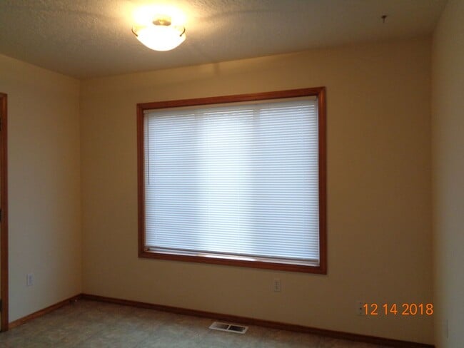 Building Photo - 1130 SW Fleishauer Ln