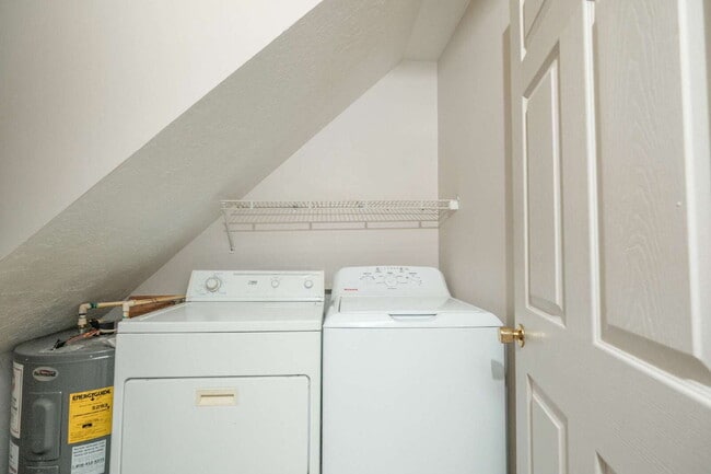 Building Photo - 2 Bedroom, 1 Bath Townhome – Bradley Hills...