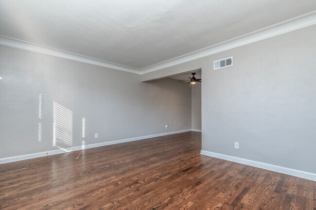 Foto del edificio - 6061 Potomac St