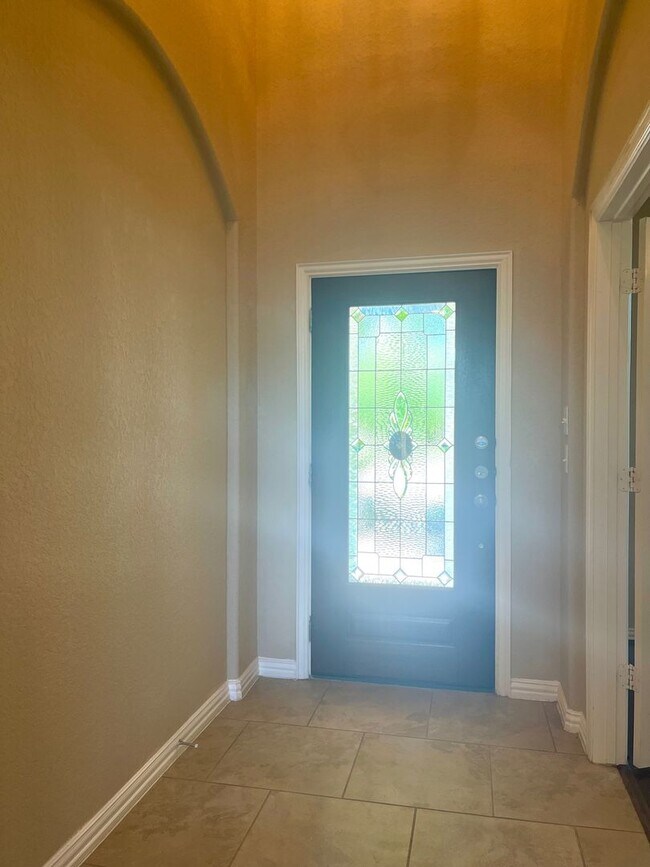 Building Photo - Fabulous 5 Bedroom/4 Full Bath Home w/ Stu...