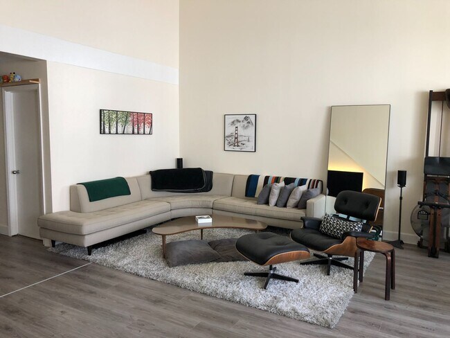 Foto del edificio - PRICE IMPROVEMENT! Rare huge tri-level lof...