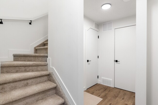 Photo du bâtiment - 7816-7104 104 Ave NW