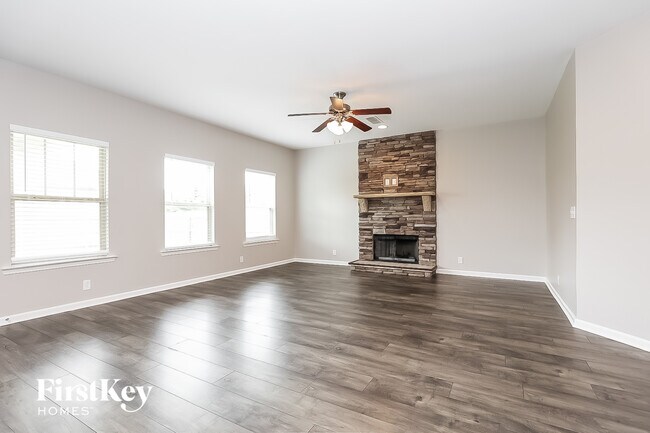 Foto del edificio - 3241 Mapleside Ln