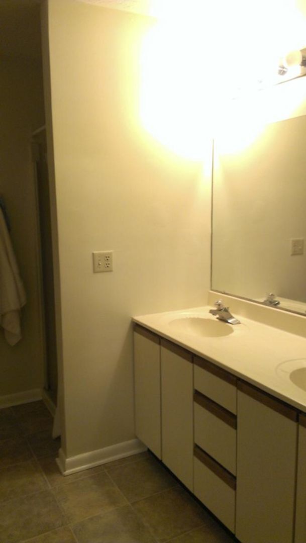 Foto del edificio - Woods Edge End Town Home with 2 Car Garage - Rent TBD