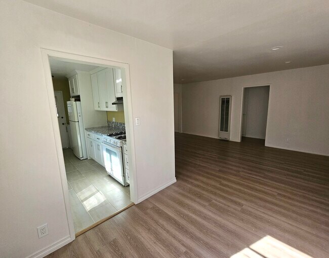 De la sala de estar a la cocina - 1749 S Carmelina Ave