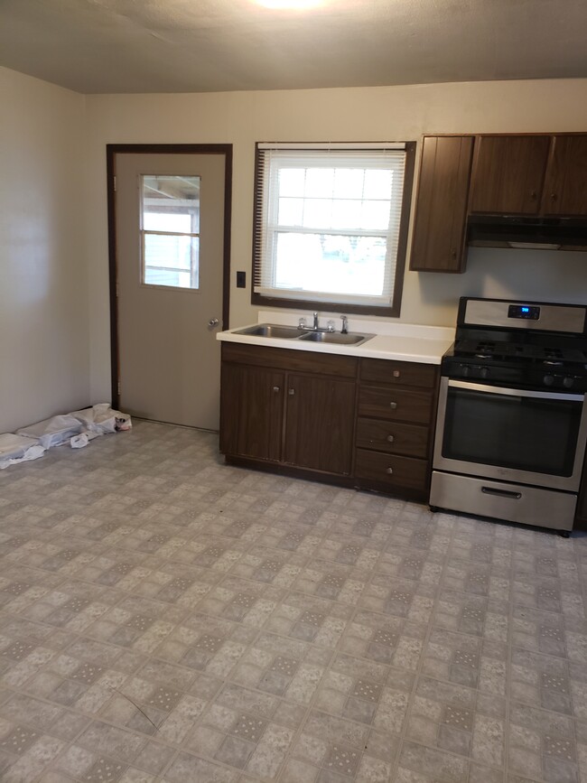 Kitchen, Oven and Fridge provided. - 707 N Washington St