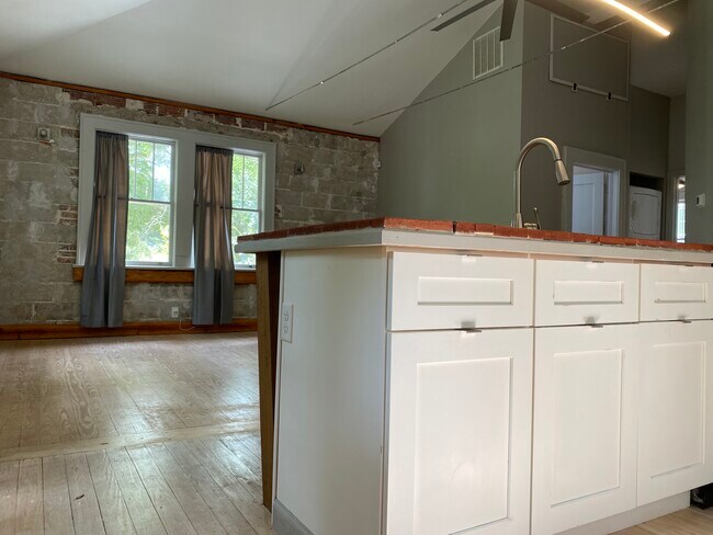 Building Photo - 406 Cathcart Ave