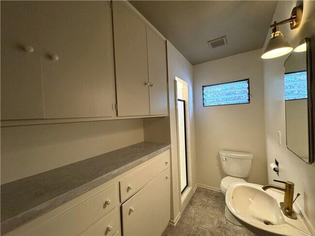 Foto del edificio - Beautiful 4 bedroom, 2 bathroom house with...