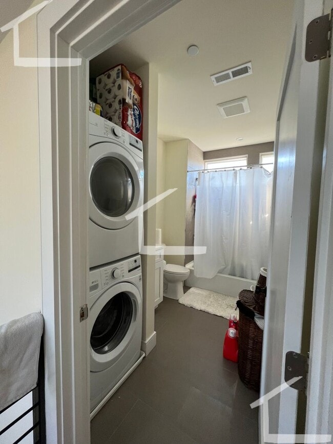 Building Photo - Three bedrooms, two full bathrooms Brookline Village