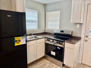 Building Photo - 807 E Southcross