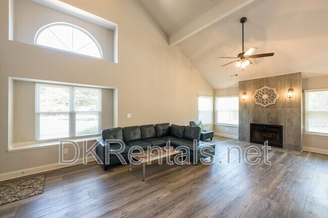 Foto del edificio - 898 Halston Ct