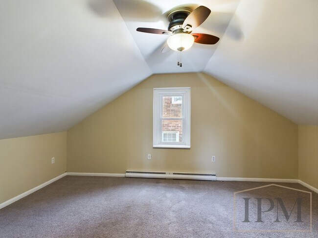 Building Photo - Available Now Spacious 2 Bedroom Single Fa...