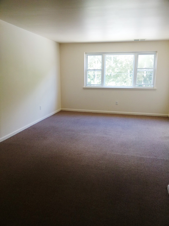 Building Photo - 2 Bd On Academy Road