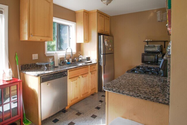 Building Photo - 1208 Capuchino Ave