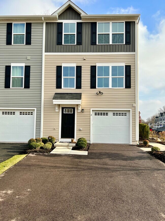 Building Photo - 2 Foxwood Dr