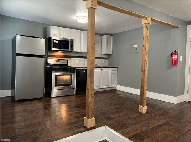Foto del edificio - 1 br, 1 bath Triplex - 223 Bee St One - La...