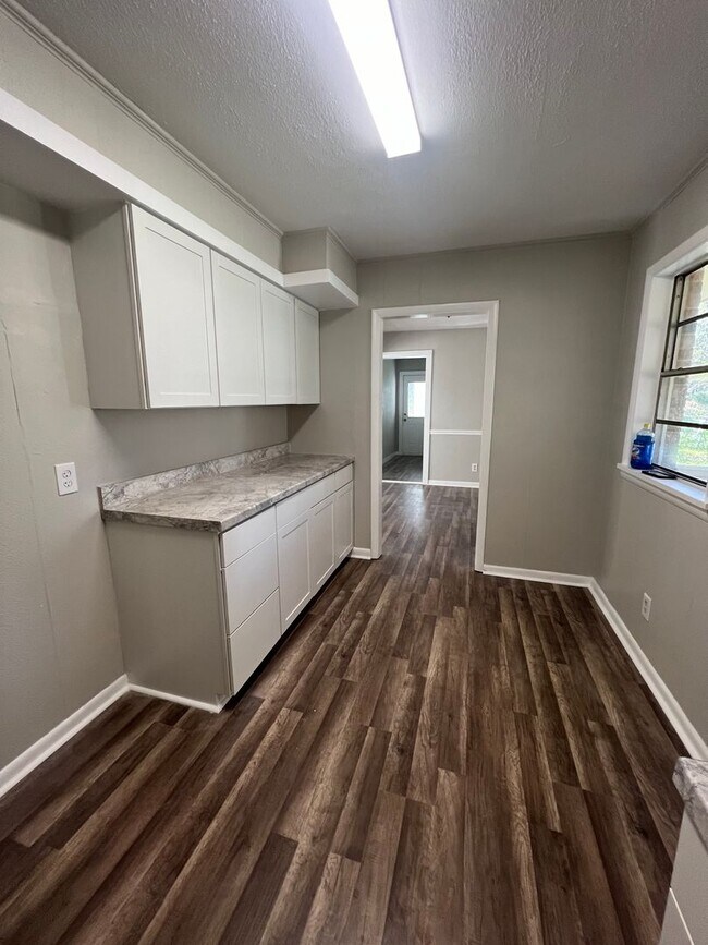 Foto del edificio - 6122 Southridge Dr