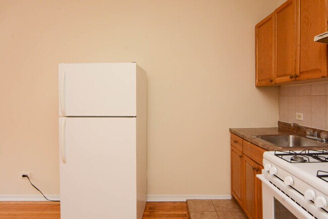 Building Photo - 2737 N Spaulding Ave