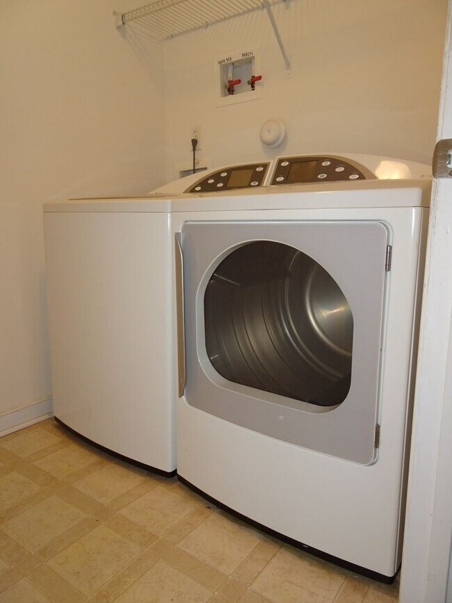 Building Photo - 4 Bedroom 3.5 Bath 3 Story Townhome for Re...