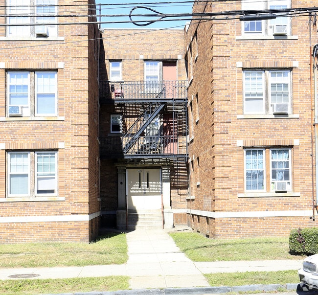 entrance - 1250-1250 Fairfield Ave