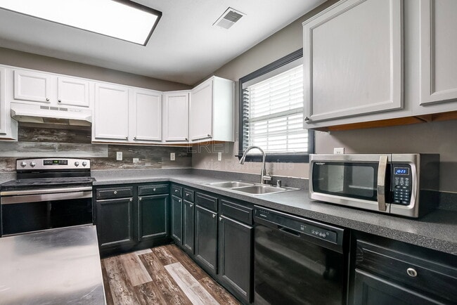 Building Photo - 697 Red Hill Rd