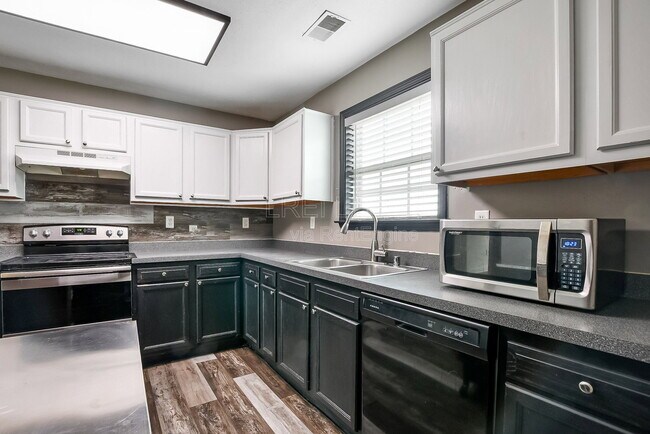 Foto del edificio - 697 Red Hill Rd