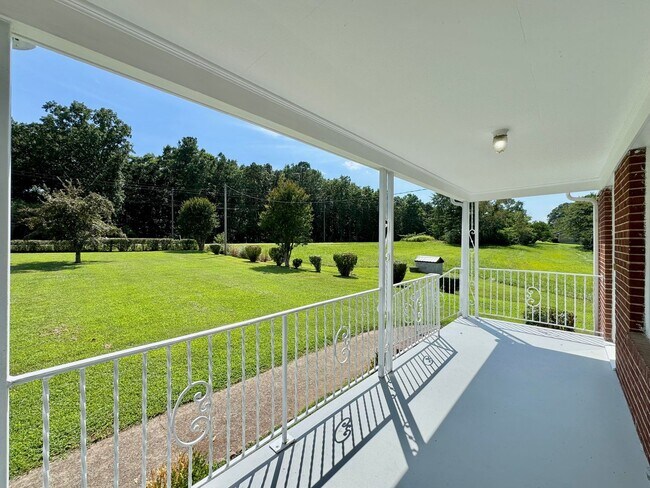 Building Photo - Southern Charm