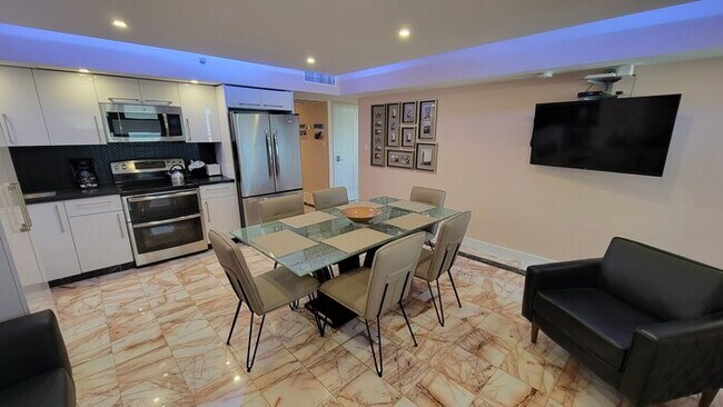 Building Photo - Alexander 1420