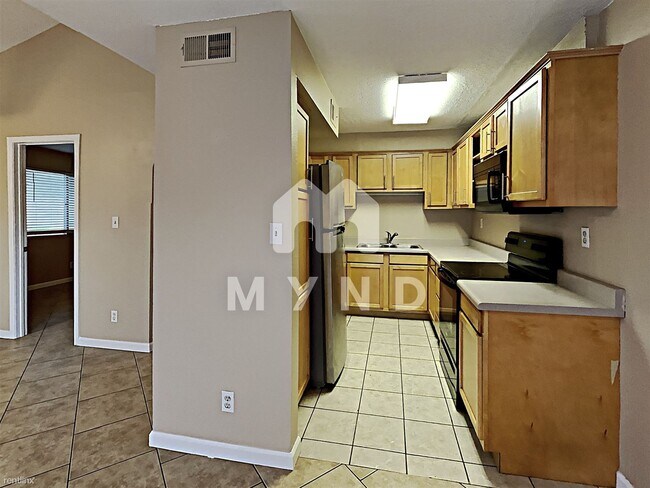 Building Photo - 3 br, 1.5 bath Townhome - 944 S Valencia U...