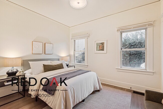 Foto del edificio - ~1 Month FREE~ Gorgeous, Sun-Drenched Thre...